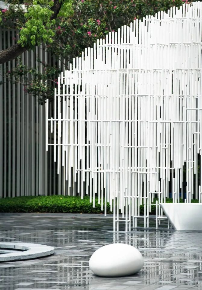 中庭设计以鸟巢为主题, 鸟笼形状的创意廊架增加了设计的文化
