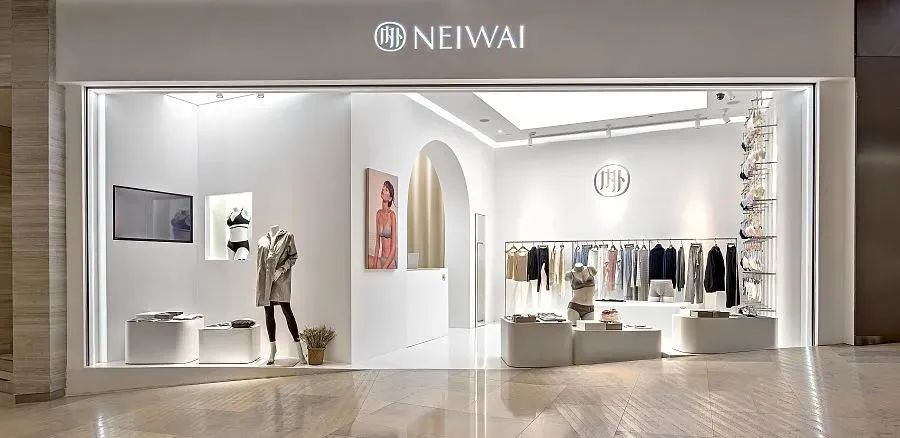 在视觉形象管理方面,neiwai内外的门店风格,服务体系,对外呈现