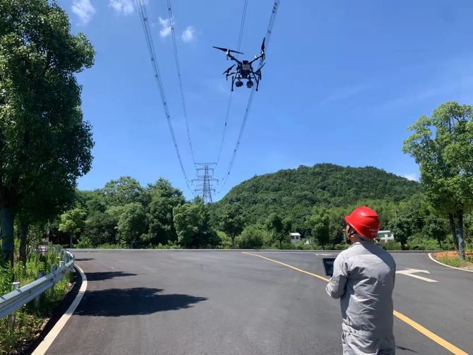 新知达人"飞行大队"护航电网运维 智能化巡检确保输电通道畅通无阻