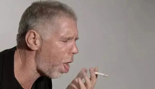 尤其是对于抽烟人群来说呼吸道疾病来袭的风险就更大了,经常咯痰,喉咙