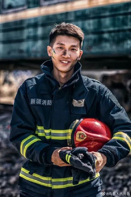 消防员下场做宣传浑身是亮点