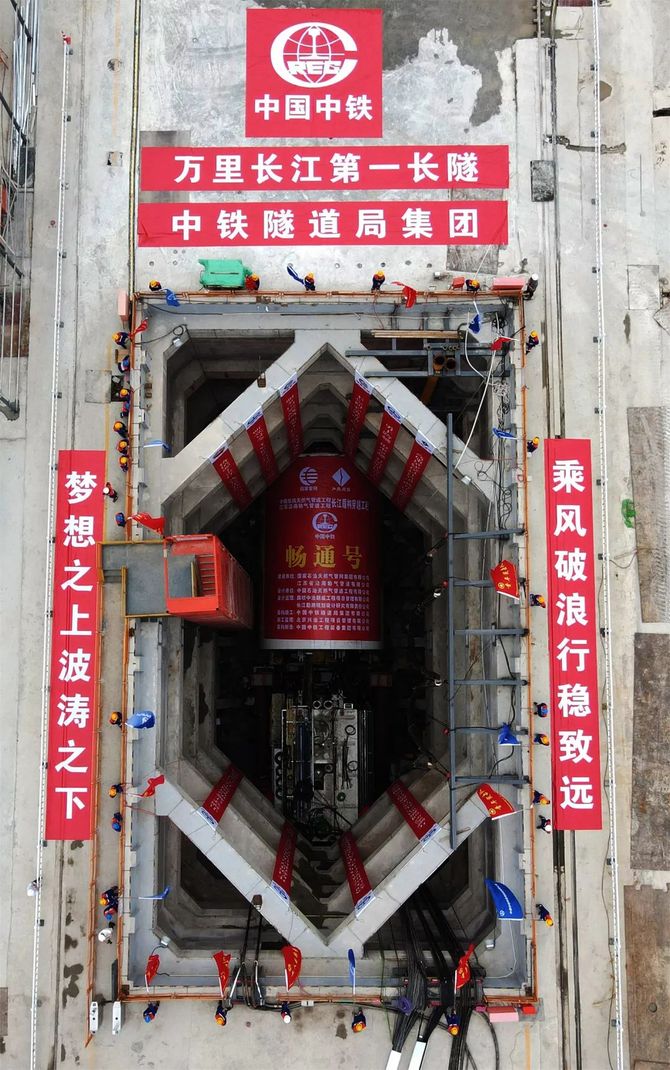 2013年:乌兹别克斯坦安格连—帕普铁路卡姆奇克隧道