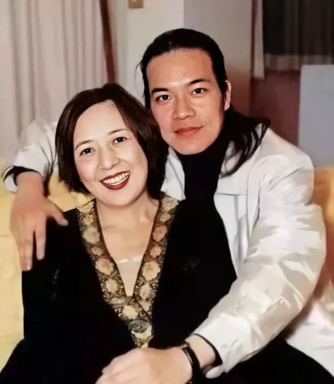 恋爱初期,两人甜蜜到不行,宝咏琴称他为"丰丰,洪朝丰回应"宝宝.