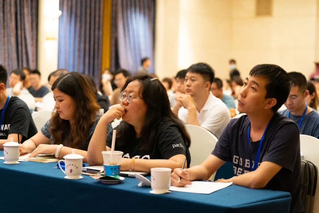 现场互动环节气氛热烈,听众纷纷举手示意提问,与嘉宾进行