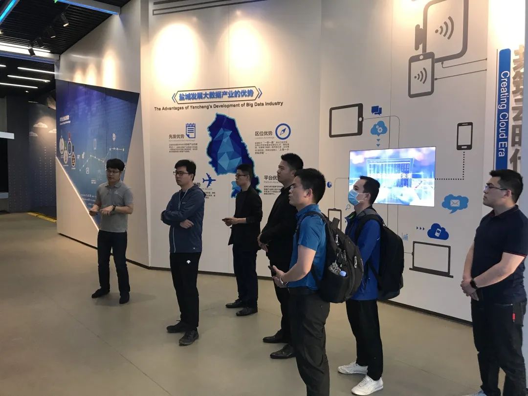 新知图谱, 加强紧密合作,促进繁荣发展!热烈欢迎长沙天心经开区党工委委员、管委会副主任陈宇一行莅临交易中心参观指导!