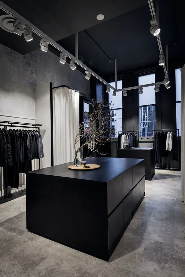 米尚丽零售设计网, 超酷工业风服装店,颜色单一的只剩黑白灰