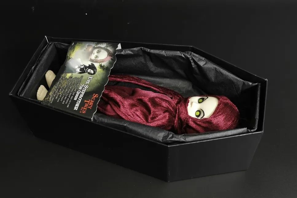 每个娃娃不仅睡在棺材形状的包装里,还