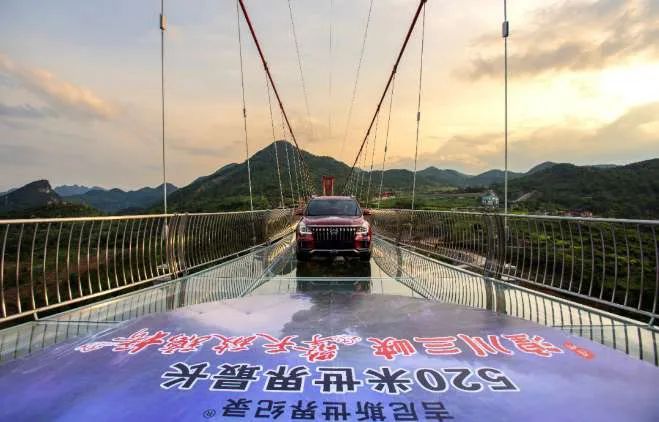 新知达人, 钟观 | 传祺GS8挑战擎天玻璃桥：中国质造“王牌对王牌”