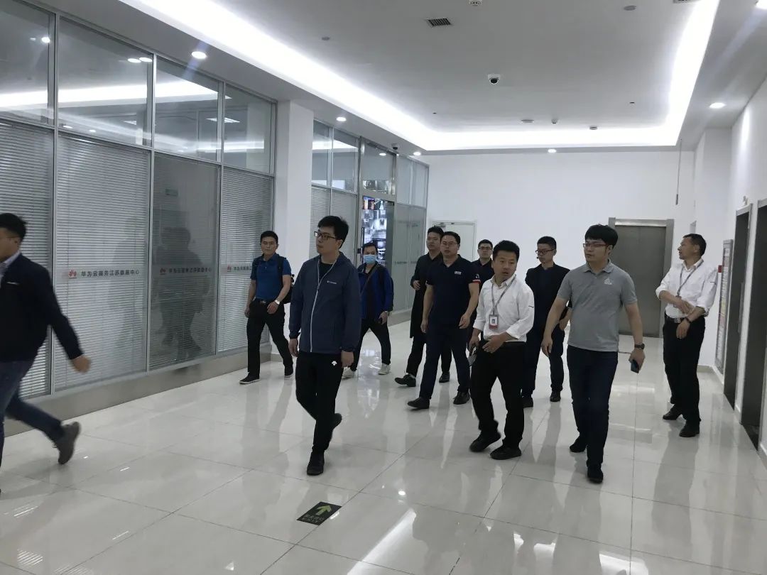 新知图谱, 加强紧密合作,促进繁荣发展!热烈欢迎长沙天心经开区党工委委员、管委会副主任陈宇一行莅临交易中心参观指导!