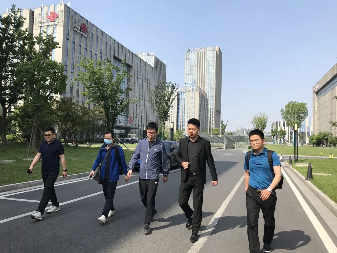 新知图谱, 加强紧密合作,促进繁荣发展!热烈欢迎长沙天心经开区党工委委员、管委会副主任陈宇一行莅临交易中心参观指导!