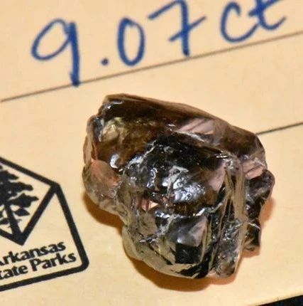 美国“钻石坑公园”捡到9克拉大钻石