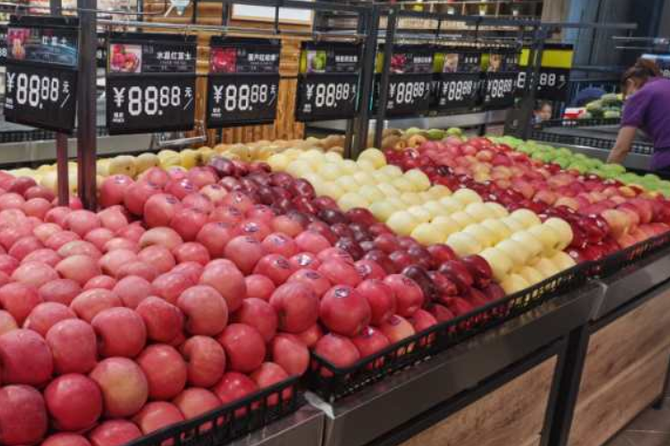 从两组陈列对比看超市如何确定蔬果陈列风格