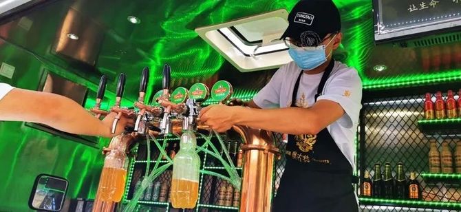 新知达人, 青岛啤酒:走,我们摆摊卖“快乐”去