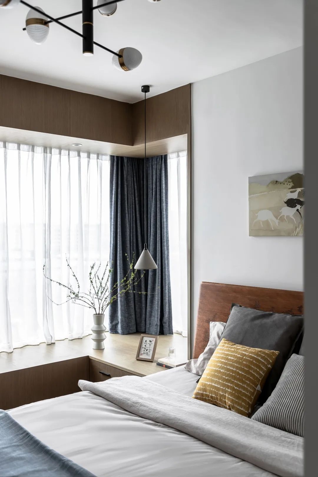 主卧与客厅统一,沿用木饰面材料将整个l型飘窗包裹,干净又素雅.