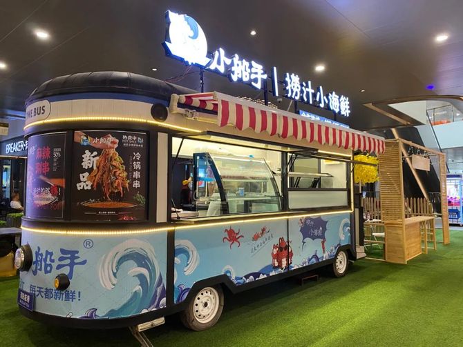 欧美风情餐车点亮爱琴海购物公园夜市约么