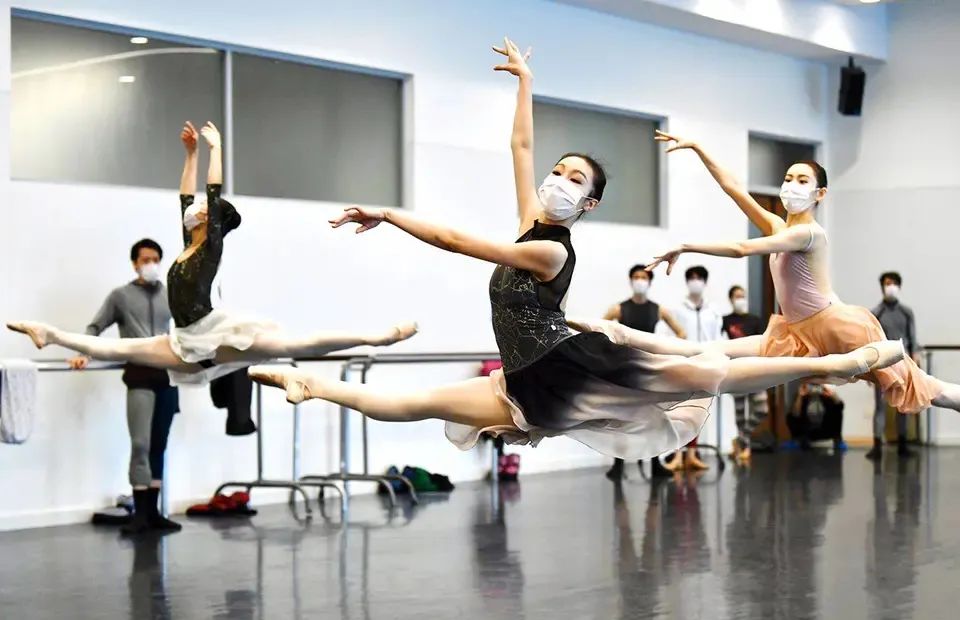 华为"芭蕾脚"升级,"口罩芭蕾"视频打动任正非