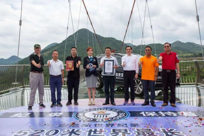 新知达人, 钟观 | 传祺GS8挑战擎天玻璃桥：中国质造“王牌对王牌”