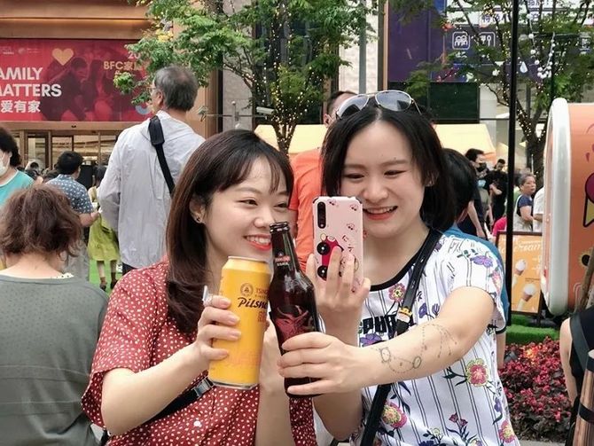 新知达人, 青岛啤酒:走,我们摆摊卖“快乐”去