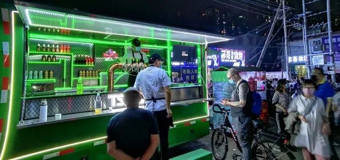 新知达人, 青岛啤酒:走,我们摆摊卖“快乐”去