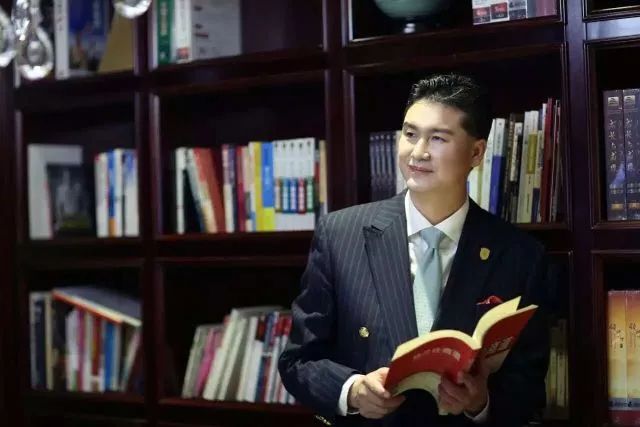 新知图谱, 亿万富翁,惊天一跪!为了梦想,你都做过什么呢?
