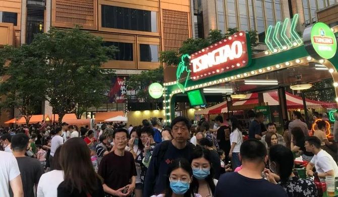新知达人, 青岛啤酒:走,我们摆摊卖“快乐”去
