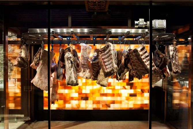 新知达人, 【540期】高品质的猪肉店，“屠夫”犹如“寿司厨师”，猪肉展示和品牌做到极致