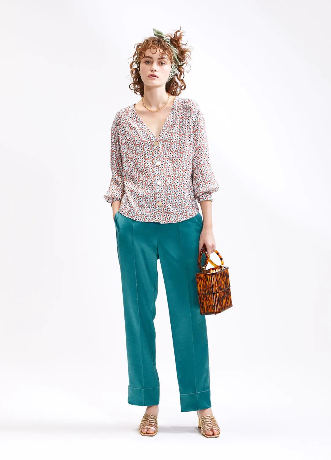 在服装下摆和领加入花瓣形设计,或以挖空和后背系带,呈现柔美的现代化