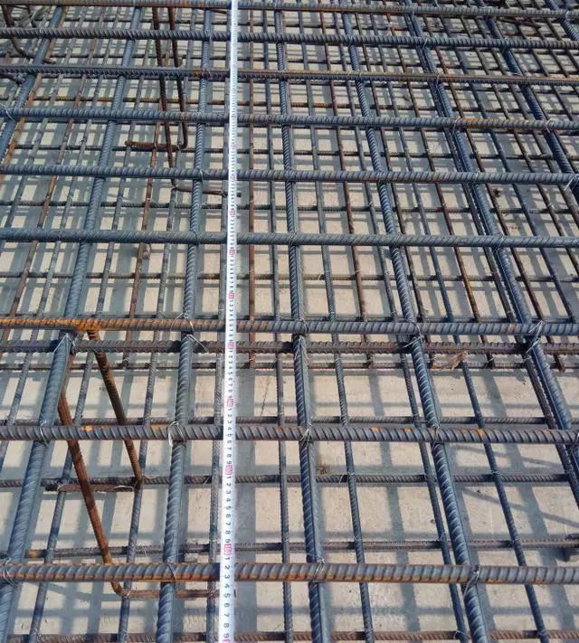 筏板满扎墙板钢筋满扎当然,在图纸有明确要求的情况下,肯定要以设计