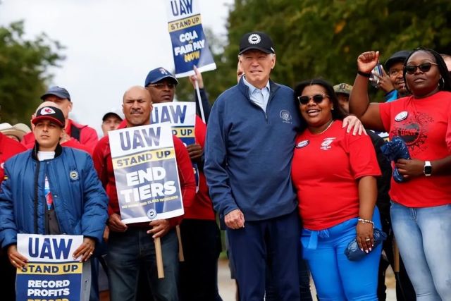 历史首次！美国总统到罢工现场支持工人，涨薪要求从46%降到30%！