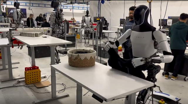 难住特斯拉机器人的自主叠衣服问题到底是什么？