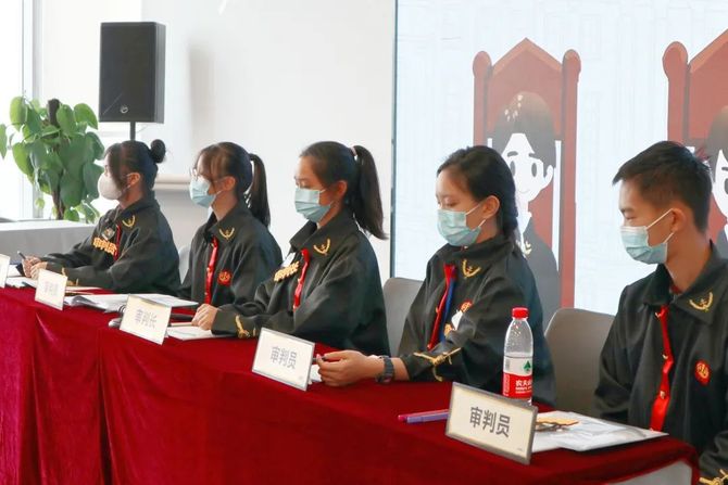 新知达人, 当一群初中生「变身」成为律师