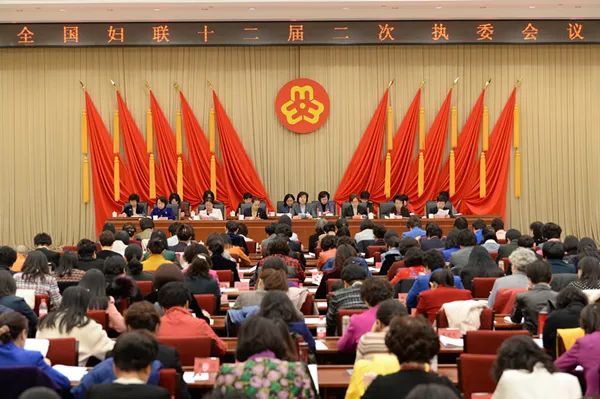 新知达人, 考“家庭教育指导师”做副业,在家月入2万:聪明的人,从不挣辛苦钱!