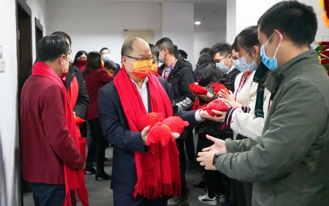 大年初七开工大吉联通领导发红包喽全国多地办公区大展示