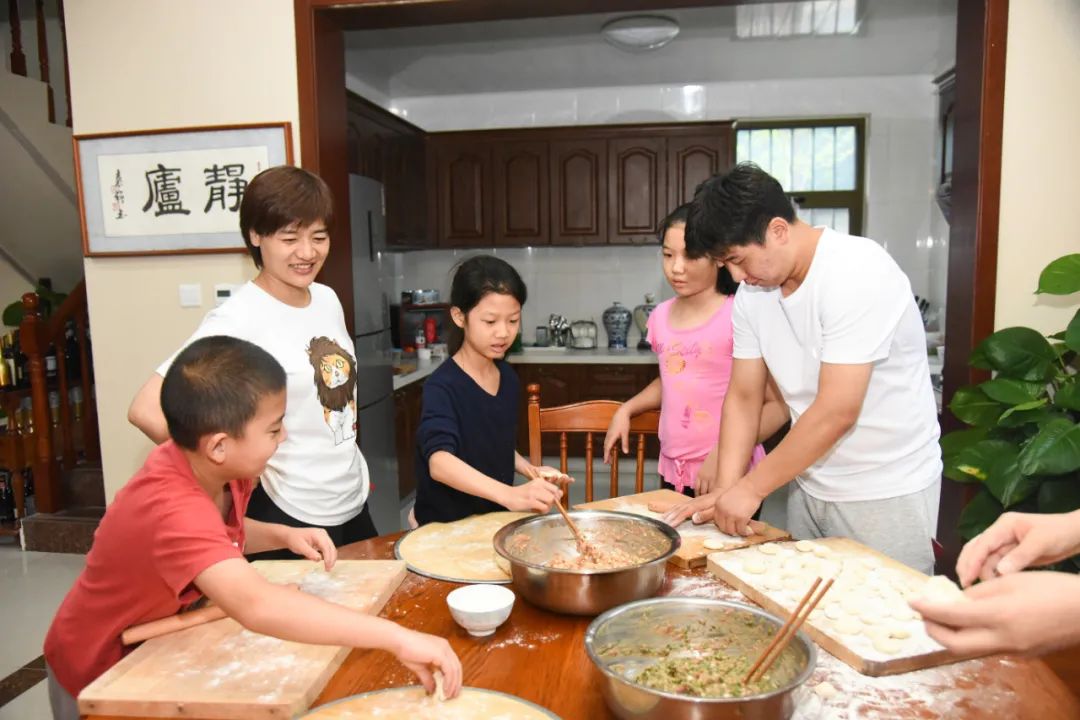 晚饭大家一起包饺子,感受家庭 合作的乐趣