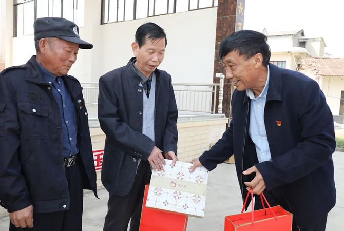 新知达人, 绿之韵集团党委开展重阳节慰问老党员活动