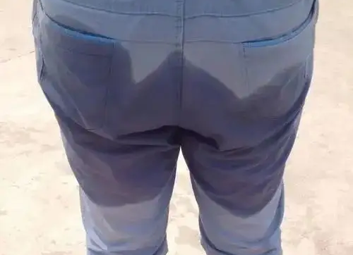 牛仔裤尿湿裤子图片