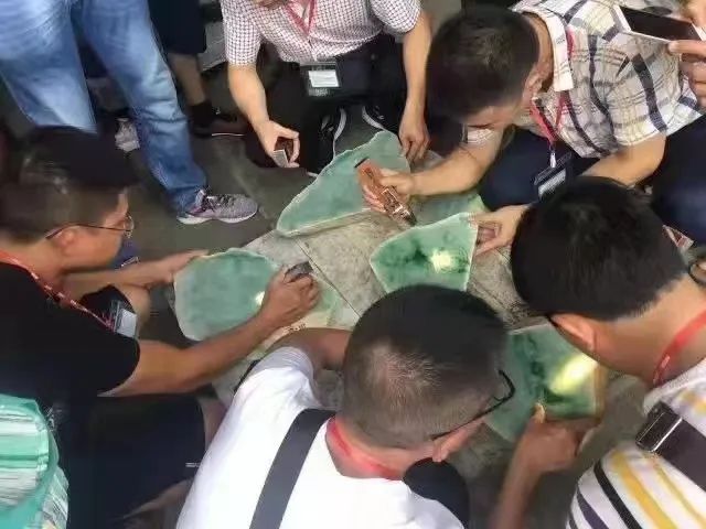 突发缅甸内乱疫情蔓延翡翠正式进入矿主购买方式