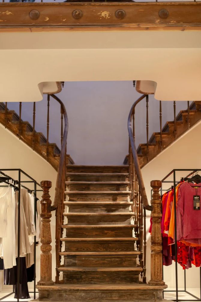 现有的木制楼梯得到了维护,并将我们带到楼上,楼上是由拆除来的木材制