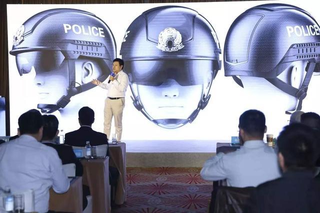 新知达人, 走进进博会 | 全新5G版AI警用头盔：一眼看穿你的身份！