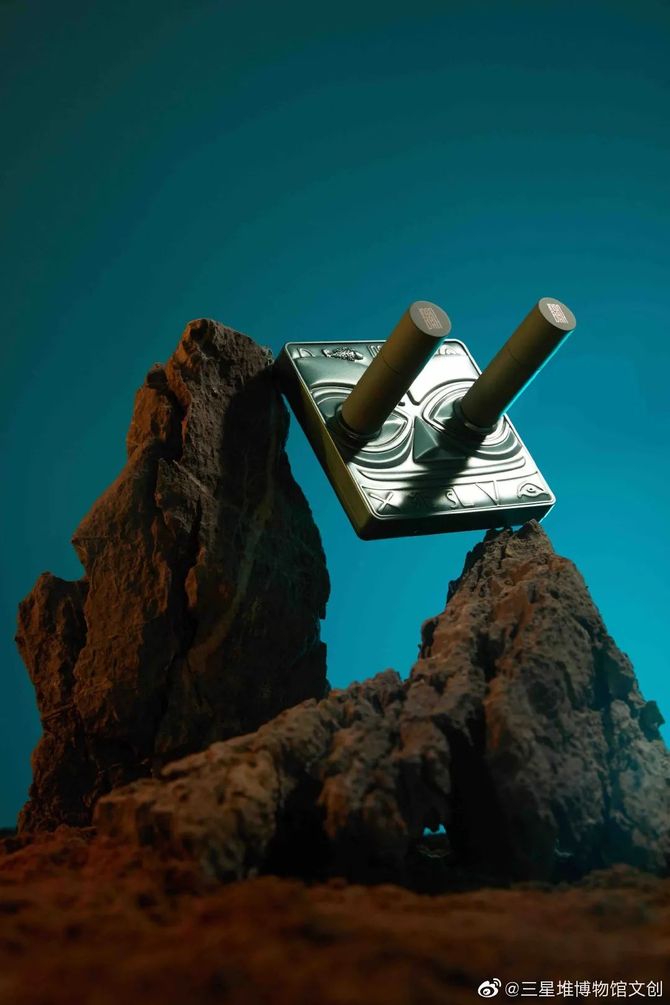 立体感外壳提取了神树的部分轮廓扶桑若木眼影盘则源自商青铜神树也能