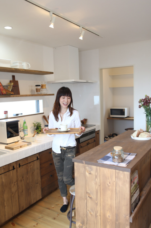 新知达人, 日本厨房从不装吊柜，而是用1㎡步入式储藏室代替，归纳整齐省心