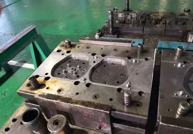 23,工程模一套模具中一次冲压过程只能完成一种冲压工序的模具统称24