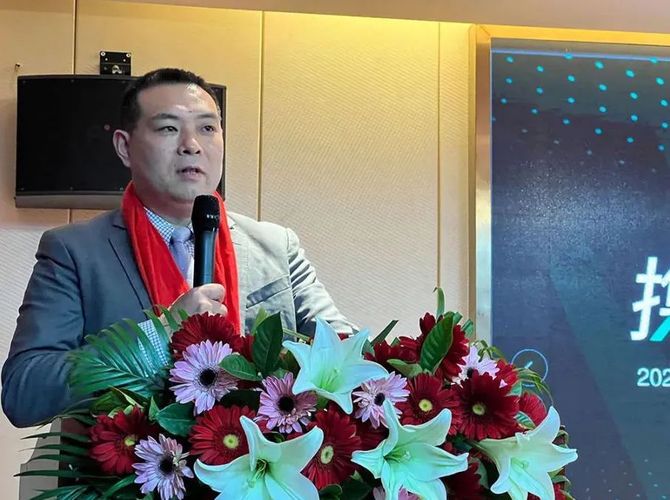 雷士照明山东运营中心总裁刘治国对"2021年度总体运营情况"进行了回顾