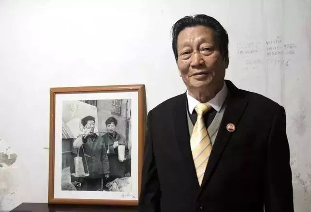 三次入狱、被邓小平点名保护、“中国第一商贩”的坎坷传奇-锋巢网