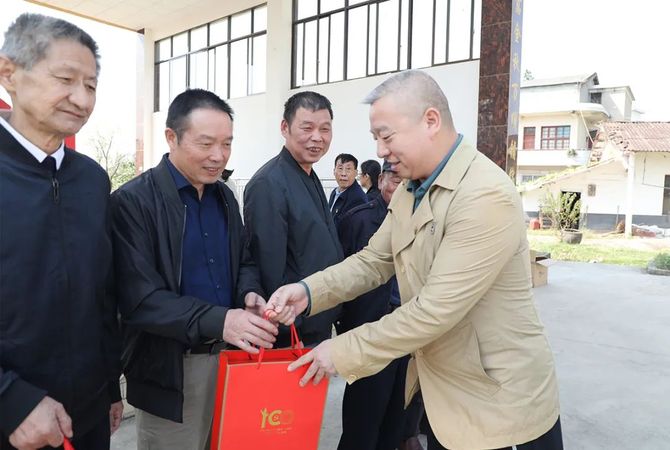 新知达人, 绿之韵集团党委开展重阳节慰问老党员活动