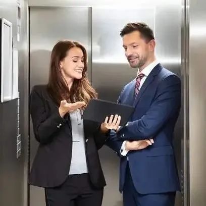 电梯里领导问你“忙不忙”，傻瓜才说“还行”，高手都懂3个礼仪