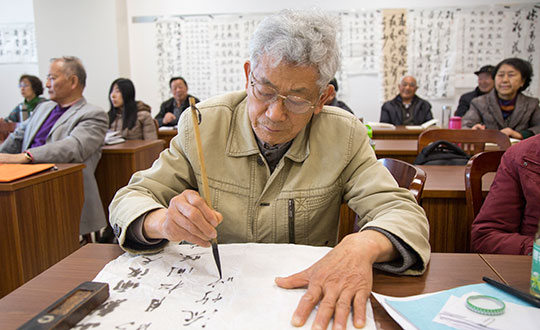 新知图谱, 78岁老人摆地摊的背后，蕴藏着9000万老年再就业的巨大商机