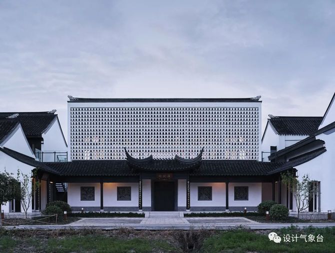 就会发现,其实很多现代中式建筑,都喜欢使用大面积的玻璃幕墙