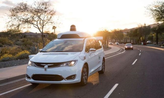 新知达人, 全球首款：Waymo+吉利官宣，量产完全无人驾驶出租车！