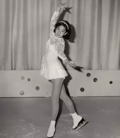 《艾问艾诚》讲述72岁婚纱女王王薇薇